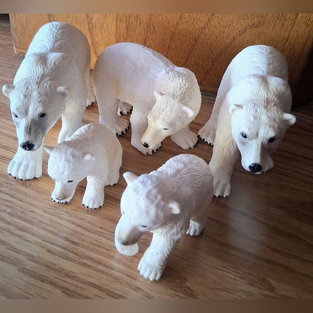 Set Of 5  Polar Bears. Terra By Battat,  Mfg. For Maison Joseph Batat Ltd.